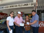 PERSONALMENTE, LUIS TORRES ENTREGA LICENCIAS DE FUNCIONAMIENTO