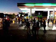 MARCHAN Y TOMAN GASOLINERA CHETUMALEÑOS INCONFORMES CON EL ALZA EN EL PRECIO DE LOS COMBUSTIBLES