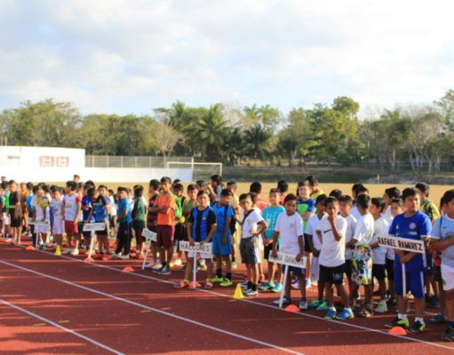 ENTREGÓ GOBIERNO DE BACALAR UNIFORMES A EQUIPOS JUVENILES