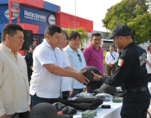 EQUIPÓ LUIS TORRES A LA POLICÍA PREVENTIVA