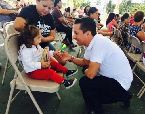 ALBERTO VADO MORALES ENTREGA MEDICAMENTOS Y SILLAS DE RUEDAS EN ISLA MUJERES