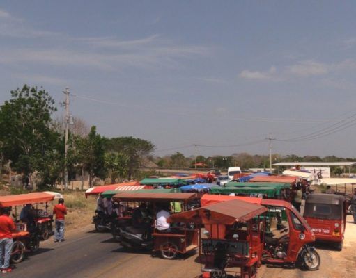 BLOQUEAN MOTOTAXISTAS DE MORELOS CARRETERA FEDERAL FCP – MÉRIDA