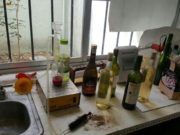 DESCUBREN BODEGA EN CANCÚN DONDE PRODUCÍAN ALCOHOL ADULTERADO