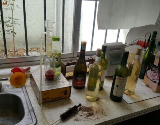 DESCUBREN BODEGA EN CANCÚN DONDE PRODUCÍAN ALCOHOL ADULTERADO