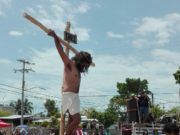 FIELES CATÓLICOS REPRESENTAN VIACRUCIS