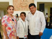 CONVIVE ALCALDE LUIS TORRES, Y SU ESPOSA FAUSTINA CANUL DE TORRES, CON LOS DIPUTADOS INFANTILES