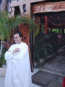 Párroco del Santuario de la Virgen Desatanudos. 