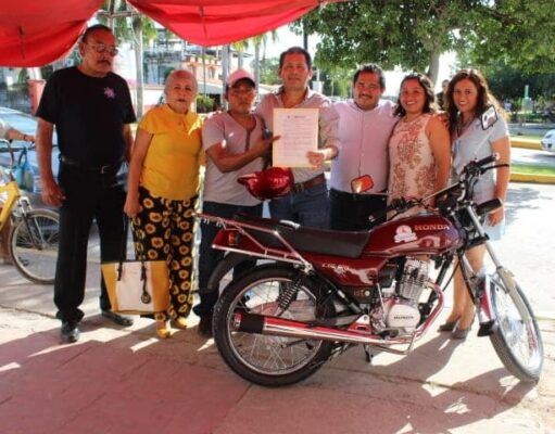 Bacalar | Por pagar a tiempo el predial, Rafael López Pérez se ganó una motocicleta