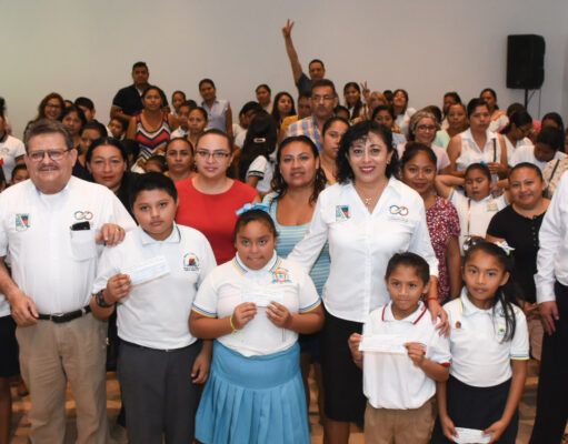 PM | Entrega gobierno de Laura Fernández Becas “Un paso hacia lo grande» a estudiantes del municipio