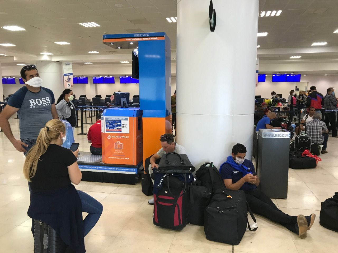 Turistas varados en Cancún