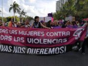 Marcha feminista, por derechos de la mujer y contra los feminicidios reúne a miles de mujeres en Cancún