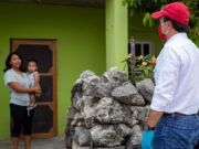 Reciben cozumeleños más de 6 mil despensas en un primer día: Pedro Joaquín