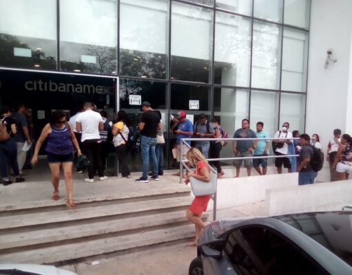 BJ | En Cancún se ven filas de personas ya sea en bancos u oficinas de gobierno sin conservar la sana distancia