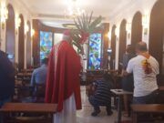 Misa de Domingo de Ramos fue trasmitida por radio e internet. La Iglesia no se cierra y creyentes pueden recibir la bendición: Obispo