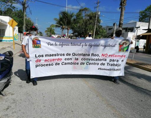 Marchan maestros en Chetumal contra convocatoria para cambios de adscripción