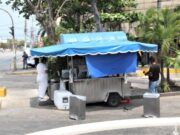 BJ | Se resisten a morir. Varios restaurantes y puestos ambulantes ofrecen todavía comida, aunque únicamente para llevar