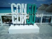 BJ | Mirador de Cancún luce distinto ahora sin turistas. Varias veces policías tienen que evitar que las personas lleguen a nadar