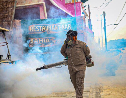 IM | Fumigan colonias para evitar enfermedades