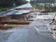 Clima | Intensas lluvias provocan deslave en carretera Chetumal-Escárcega. Queda cerrado el paso
