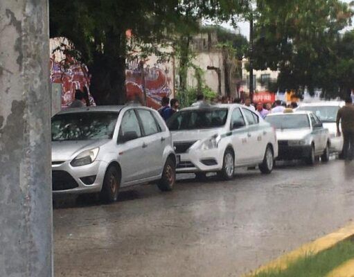 Taxistas del sindicato «Andrés Quintana Roo» hacen fila para inscribirse a los Créditos a la palabra de AMLO
