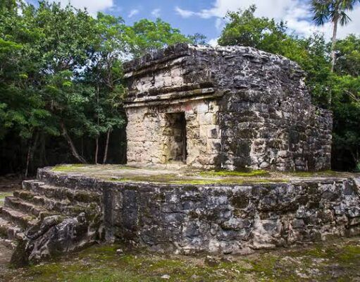 BJ | Cancún tiene 163 monumentos, 18 vestigios arqueológicos y cenotes, urge diversificar el turismo y que no sea sólo playa y mar