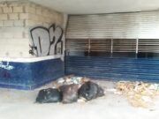 Denuncian ambulantes estado deplorable de antigua tienda del ISSSTE en Cancún