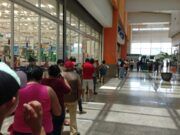 Solidaridad | Sin cajeros funcionando, se forma enorme fila en el supermercado a pesar de los contagios