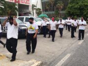 Taxista es detenido por agredir a conductor de Uber; sus compañeros se manifiestan y exigen liberarlo