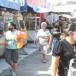 Gente comprando Mercado 23