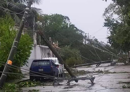Cozumel | Daña “Zeta” postes, alumbrado y comunicación