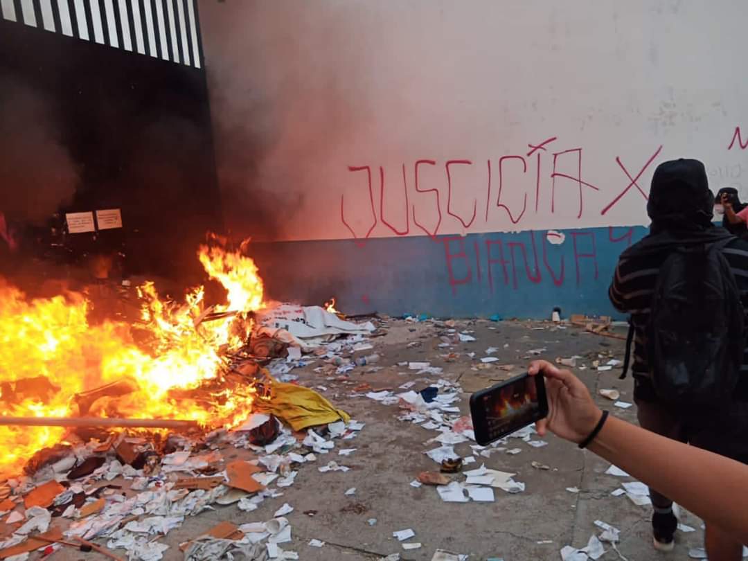 Fuego y papeles quemándose.