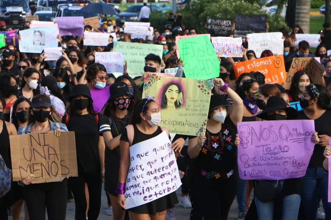 Marcha contra feminicidios en Cancún.