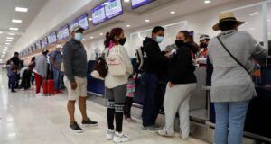 Un error cambiar a semáforo verde por cuestiones económicas: Amav Turistas en el aeropuerto de Cancún.