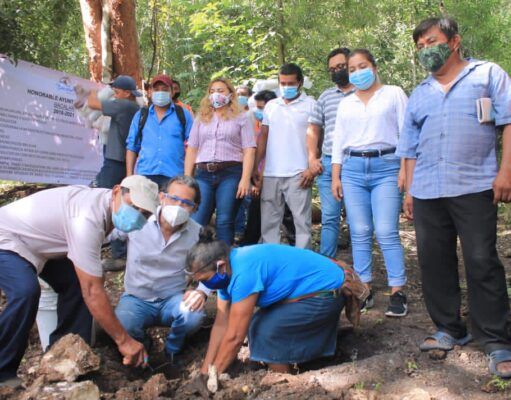 Bacalar | Gobierno municipal coloca primera piedra de baños ecológicos