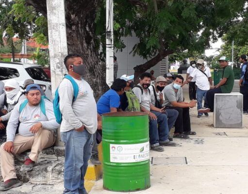 Protestan trabajadores de Inteligencia México por falta de trabajo y pago
