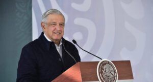 Anuncia AMLO que padece COVID-19