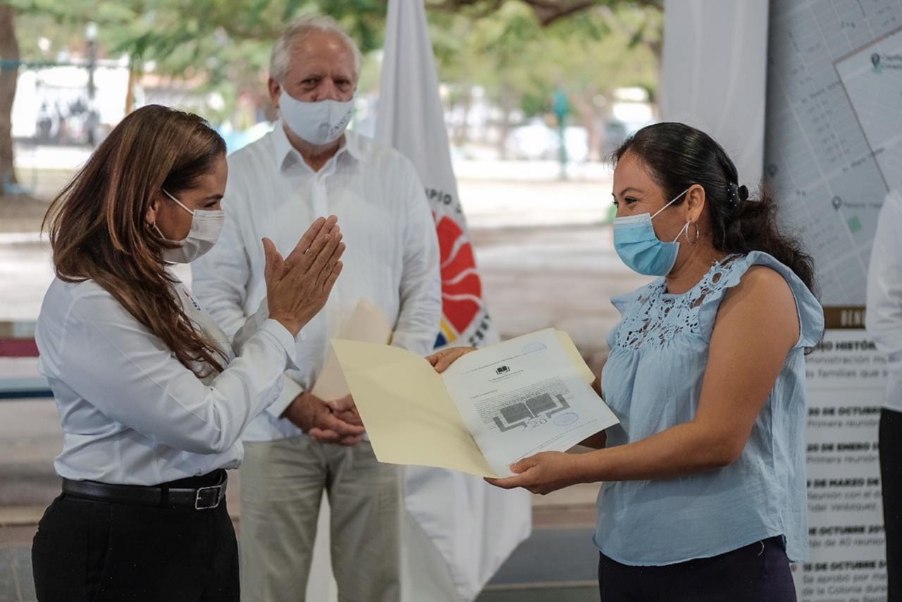 Mara entrega escrituras