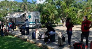 Varados más de 100 turistas en aeropuerto de Cancún, por haber expirado sus pruebas Covid