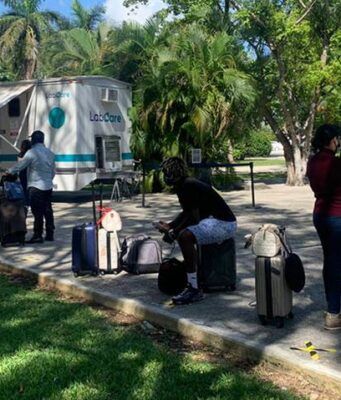 Varados más de 100 turistas en aeropuerto de Cancún, por haber expirado sus pruebas Covid