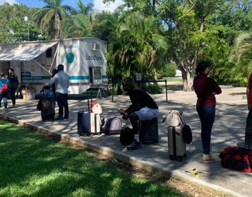 Varados más de 100 turistas en aeropuerto de Cancún, por haber expirado sus pruebas Covid