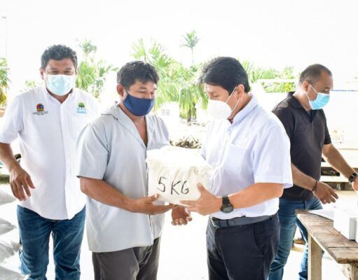 Tulum| Víctor Mas Tah entrega apoyos a apicultores de comunidades rurales