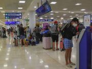 Acusan a México de hostil y arbitrario por prohibir la entrada a más de 200 turistas rumanos a Cancún