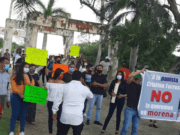Protestan militantes y simpatizantes de Morena por llegada de Cristina Torres