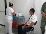 Aplican vacunas contra Covid-19 a más de mil 300 trabajadores de salud de la zona norte de Q. Roo