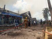 IM | Continúa limpieza de escombros tras incendio en Isla Mujeres