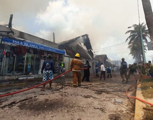 IM | Continúa limpieza de escombros tras incendio en Isla Mujeres