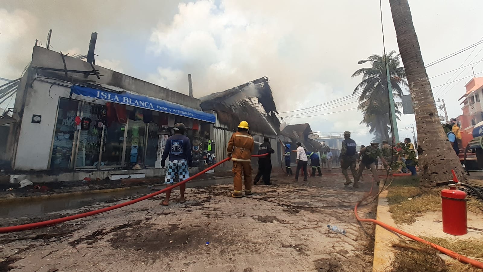 im-continua-limpieza-de-escobros-tras-incendio-en-isla-mujeres