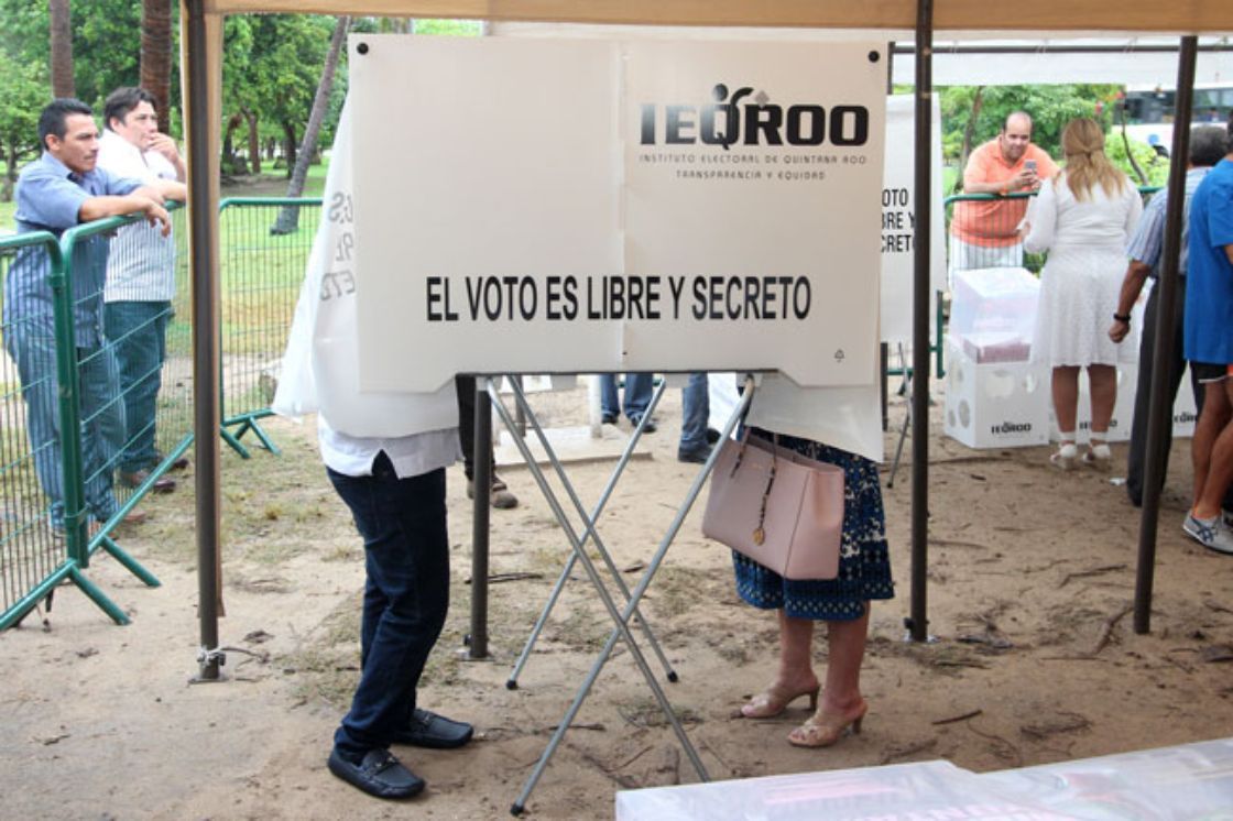 Personas votando