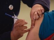 Habilitan 4 módulos para vacunar a mayores de 30 años en Cancún