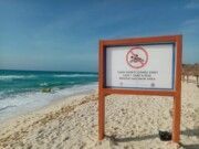Señaliza municipio playa «Delfines» para evitar accidentes tras erosión